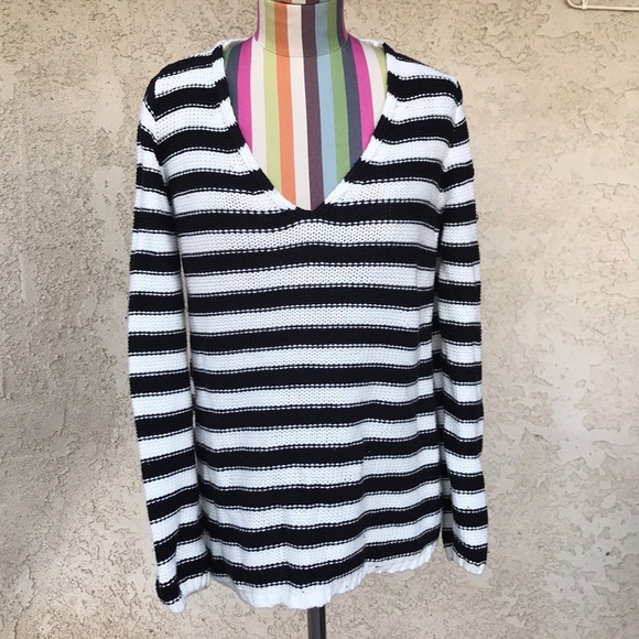 H&M Sweaters - H&M Pullover V-Neck Knit Sweater 0233